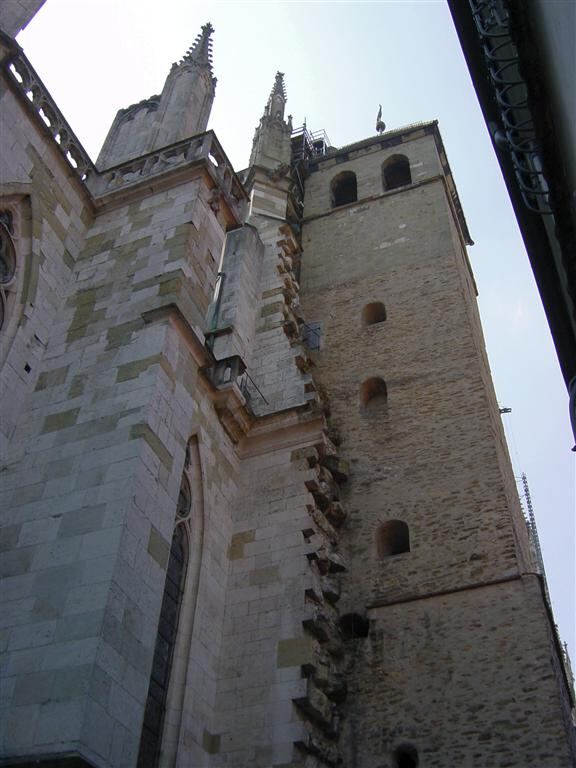 jagged-back-wall-section