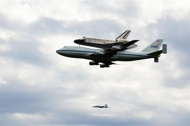 Discovery fly-by 2 (7)