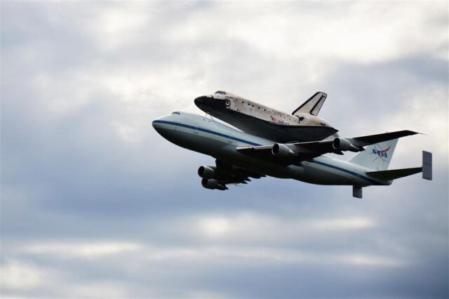 Discovery fly-by 2 (6)