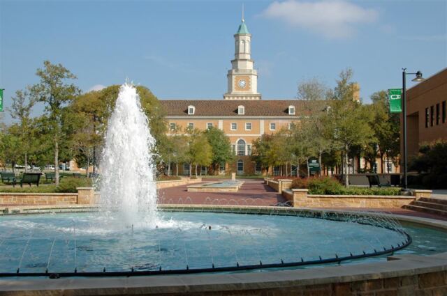 unt-main-building-and-fountain