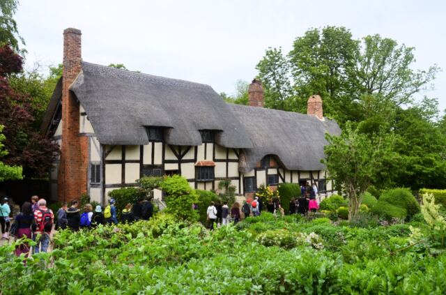anne-hathaway-s-cottage-exterior-2