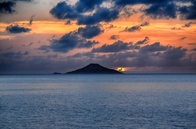 Mahoe Bay sunset - dramatic low sun 2