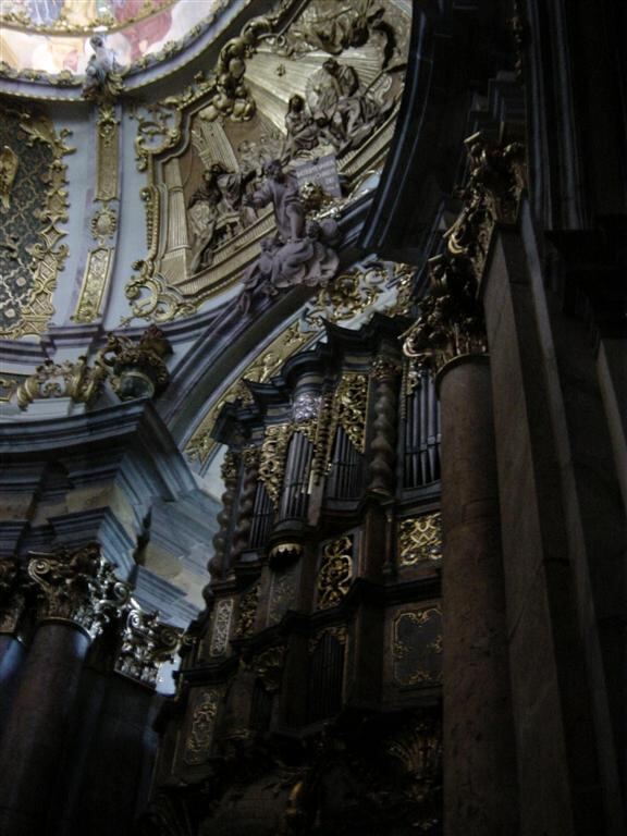 pipe-organ-at-rear-of-monastery-chapel