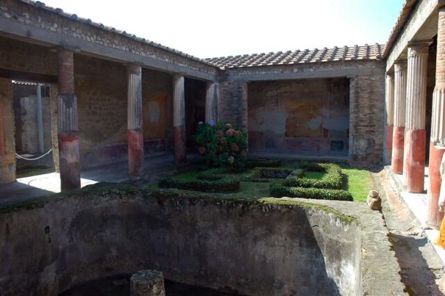 Pompeii - House of the Fawn garden (2)