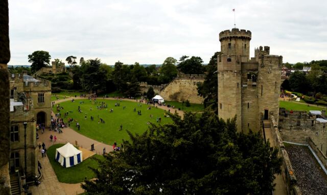 warwick-castle-courtyard-from-caesar-s-tower