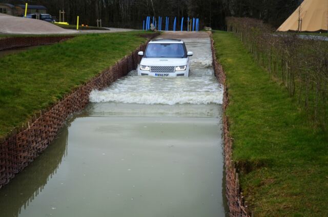 Range Rover in the water (5)