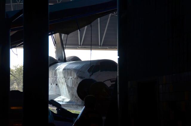 Discovery rolls into her new home (1)