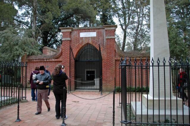 Entrance and obelisk at Washington's tomb