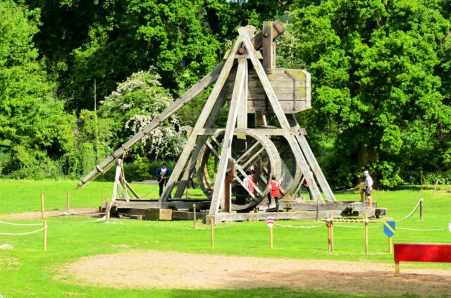 warwick-castle-trebuchet-show-6
