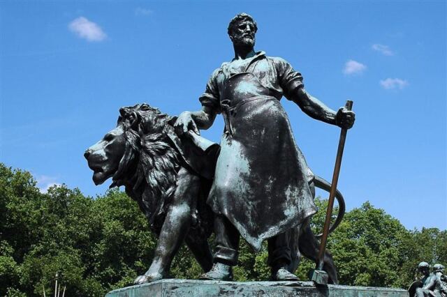 Statue outside of Buckingham Palace