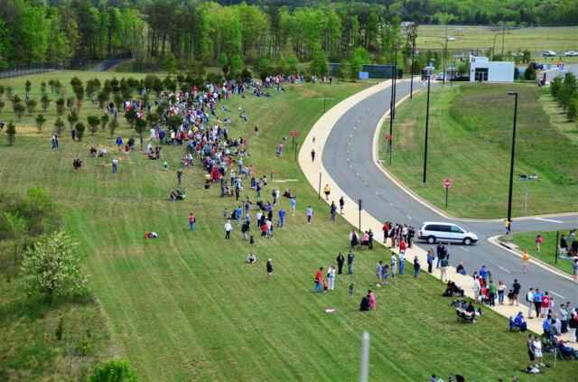 Crowd at Udvar-Hazy enjoying the fly-bys