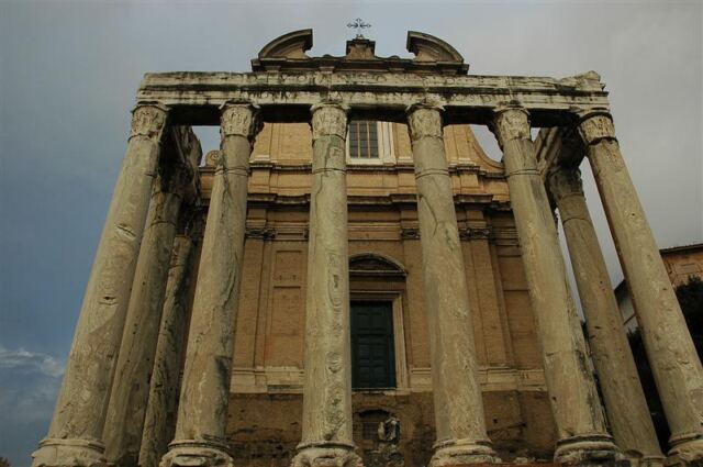 Temple of Antoninus and Faustina (2)