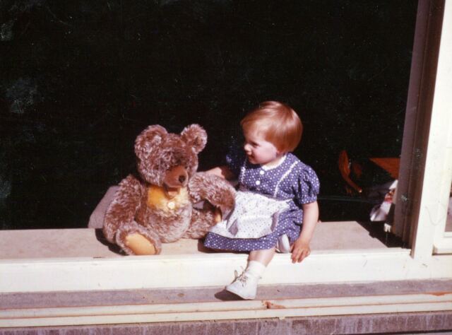 Kathy and teddy bear (Heidelberg)
