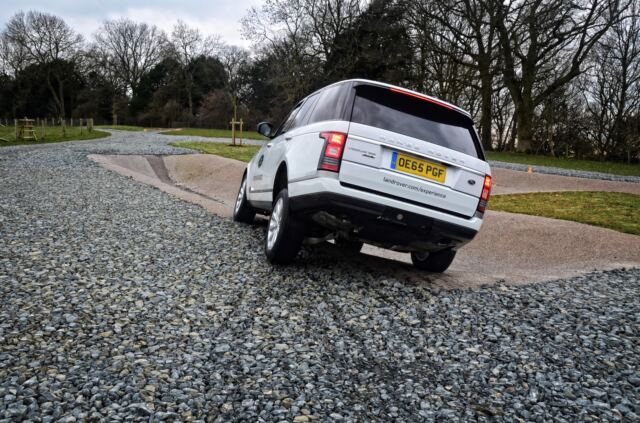 Range Rover - H-trench obstacle course (2)