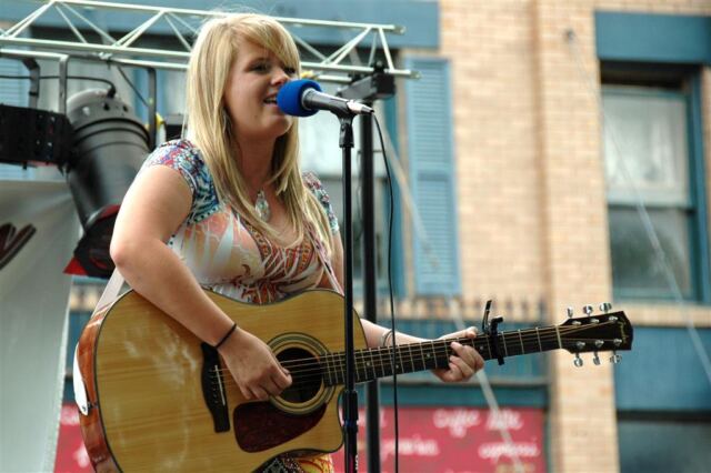 melanie-performing