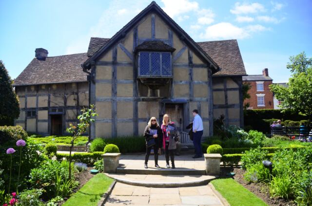 kathy-and-leann-at-shakespeare-birthplace