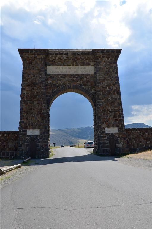 Roosevelt Arch entrance to Yellowstone (2)
