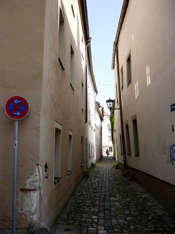 even-narrower-alleyway