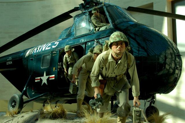 Marine Sikorsky HRS-2 landing - details