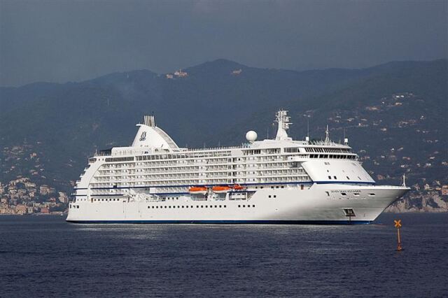 Voyager at anchor (2)