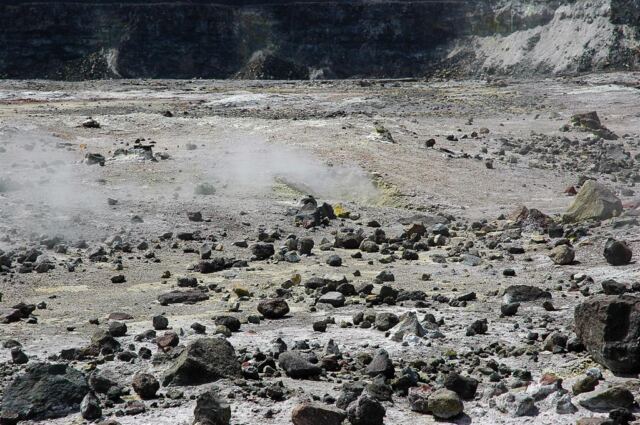 Steam towards the edge of Halema'uma'u