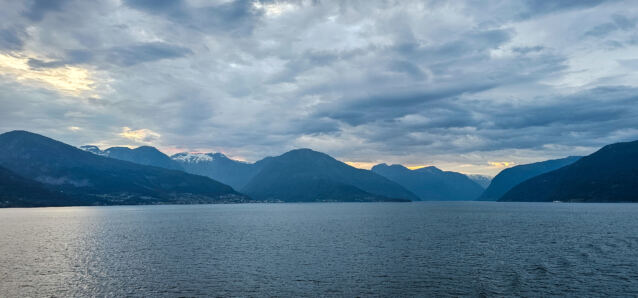 Sailing out the Lustrafjorden 05