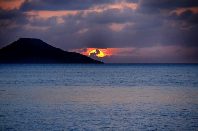 Mahoe Bay sunset - dramatic low sun 3