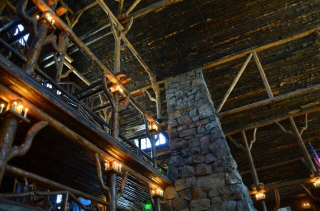 Old Faithful Inn - interior (1)