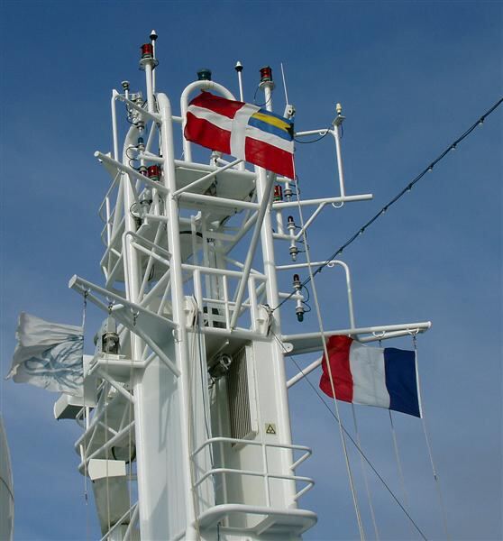 PO - Voyager mast and flags