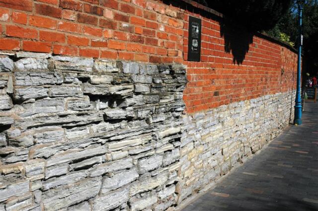 Multi-textured stone wall