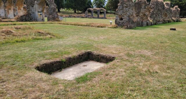 Hailes Abbey ruins (03)