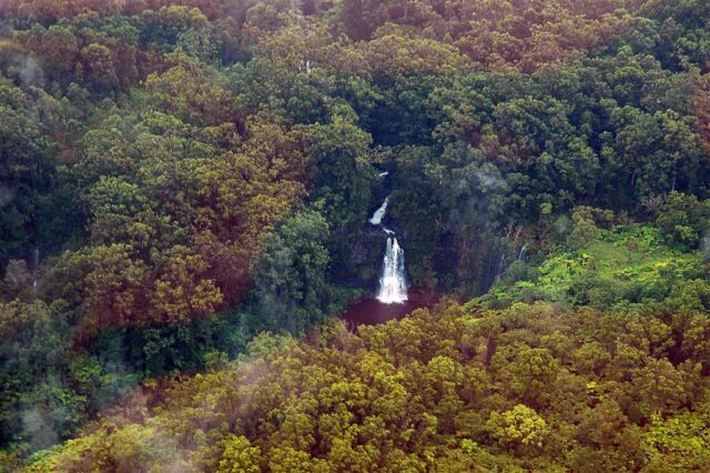 Waterfall from helicopter (1)