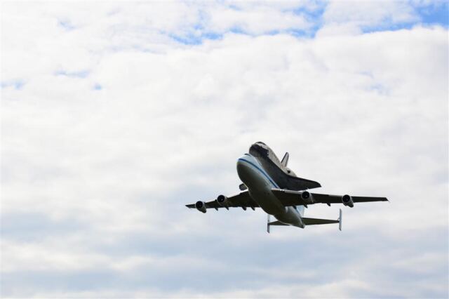 Discovery fly-by 1 (2)