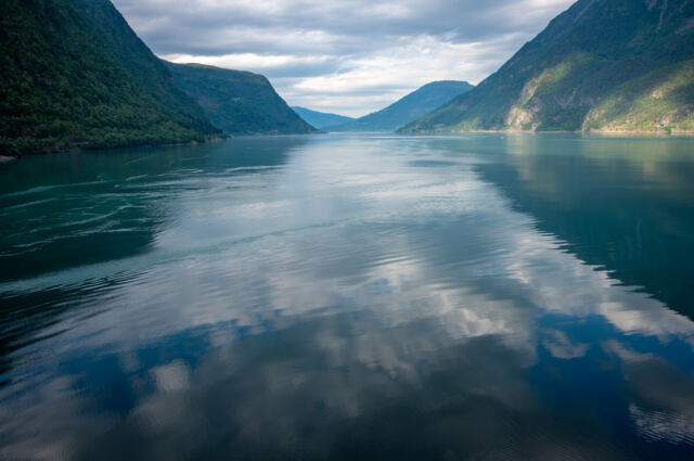 Bolette sailing into the Lustrafjorden 03