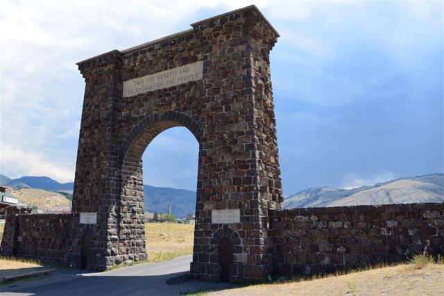 Roosevelt Arch entrance to Yellowstone (3)