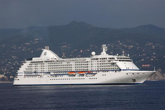 Voyager at anchor (1)