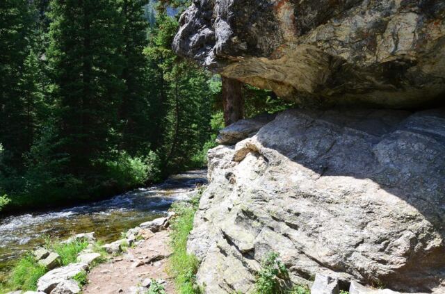 A cool narrow path around some fallen boulders
