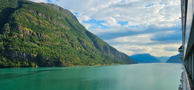 Bolette sailing into the Lustrafjorden 01