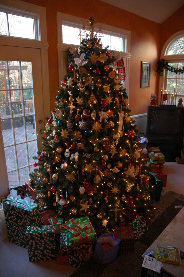 christmas-tree-before-the-chaos