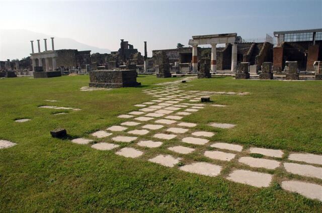 Forum Pompeii walkway