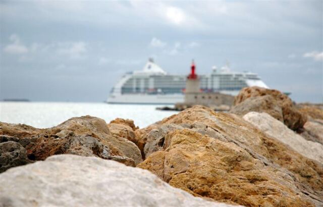 Rocks and distant Voyager