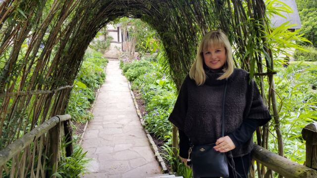 Anne Hathaway's Cottage - Kathy and willow arch