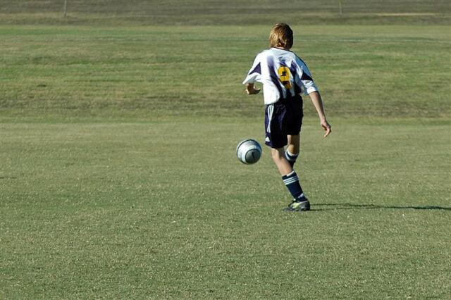 bader-crosses-the-ball