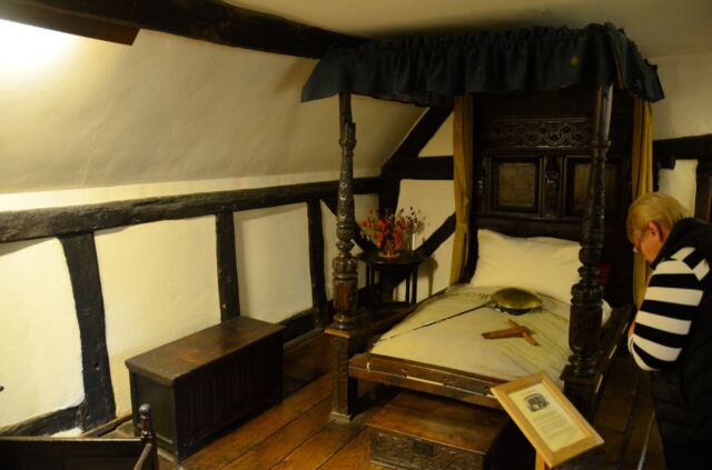 anne-hathaway-s-cottage-interior-4