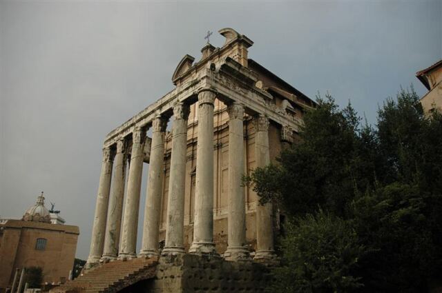 Temple of Antoninus and Faustina (1)