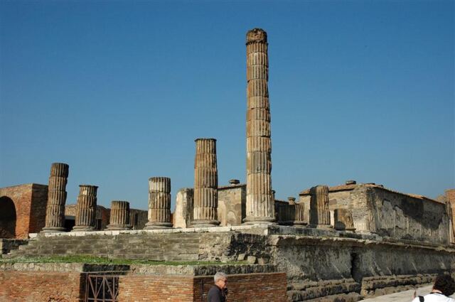 Forum Pompeii columns