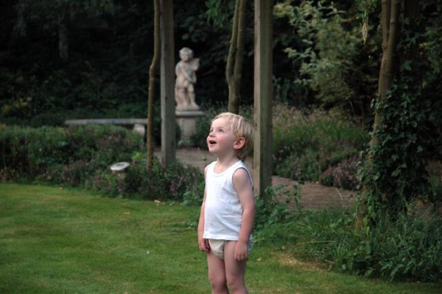 Sam watches Daddy juggle