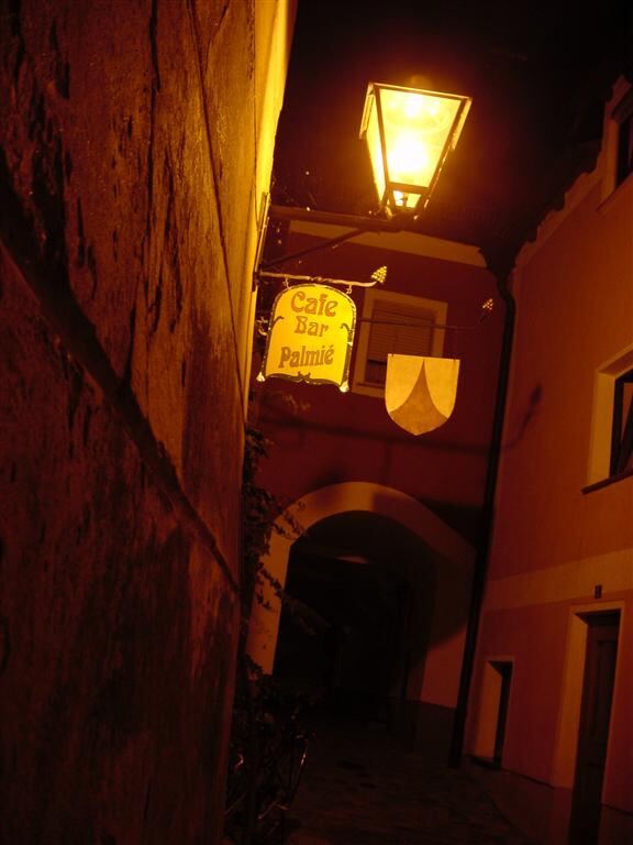 moody-night-shot-of-palmie-cafe-sign