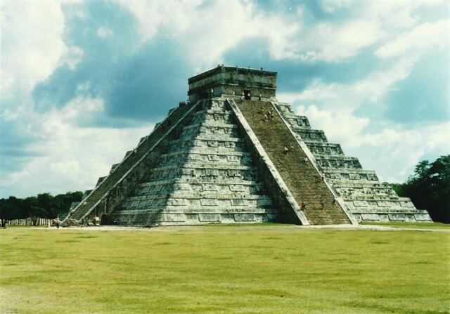 El Castillo Kukulkan Pyramid (1)