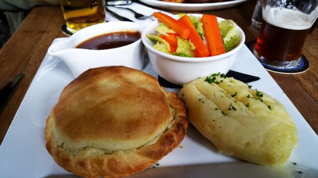 Steak and Bombardier Ale pie - Rose & Crown - Ratley (1)